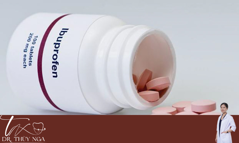 Uống thuốc Ibuprofen